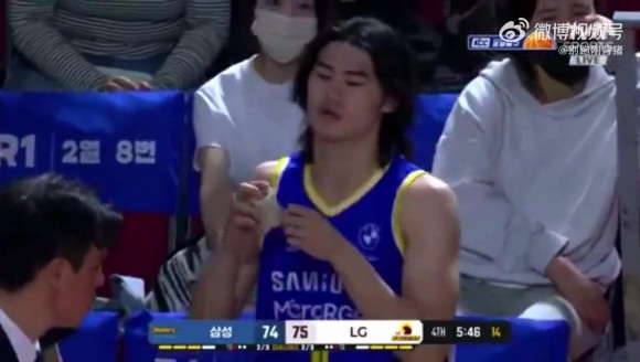尴尬一幕!一名韩国球员上场后因发带违规 只能用胶带绑起头发
