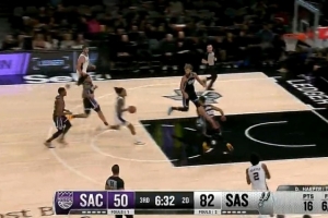 你才二年级呀！哈珀追身三分稳稳再中 包揽马刺第三节全部14分！
